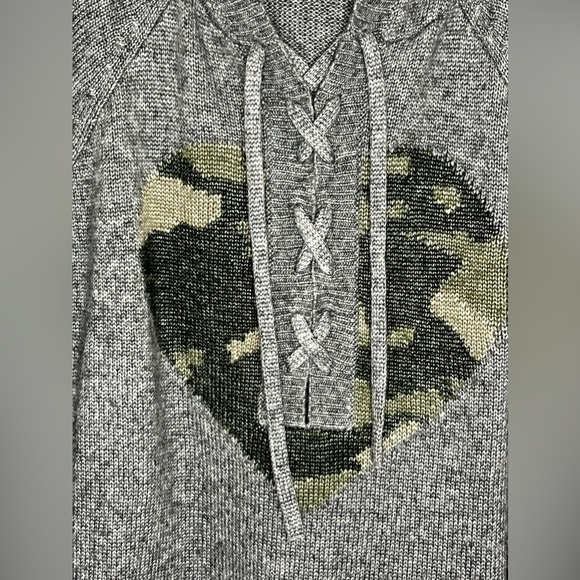 B13.12 NWOT Torrid Chunky Pullover Hooded Raglan Sweater Camo Heart 2 - Picture 3 of 9